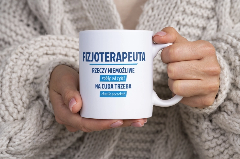 Fizjoterapeuta - Rzeczy Niemożliwe Robię Od Ręki - Na Cuda Trzeba Chwilę Poczekać - Kubek Biały