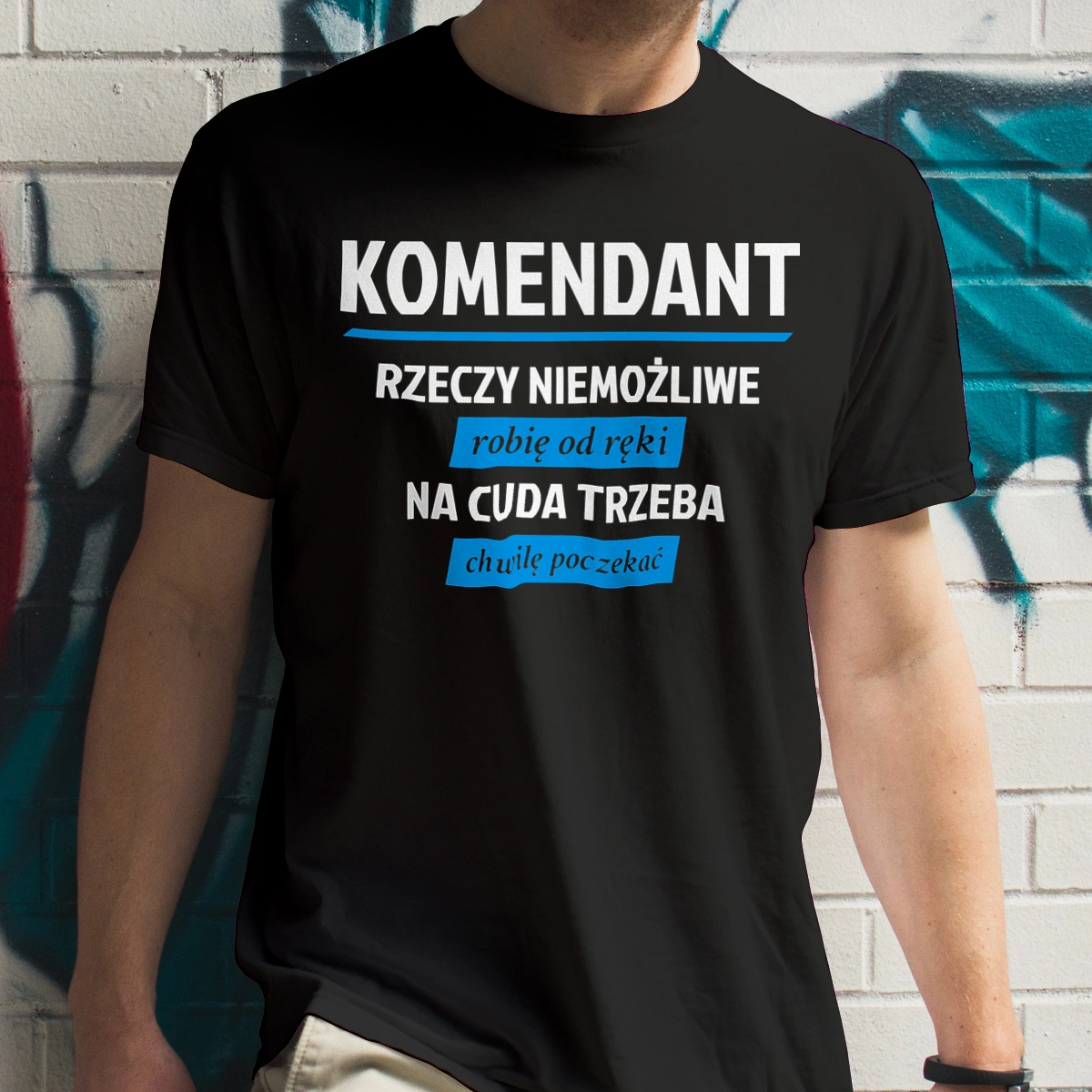 Komendant - Rzeczy Niemożliwe Robię Od Ręki - Na Cuda Trzeba Chwilę Poczekać - Męska Koszulka Czarna