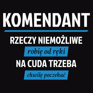 Komendant - Rzeczy Niemożliwe Robię Od Ręki - Na Cuda Trzeba Chwilę Poczekać - Męska Koszulka Czarna