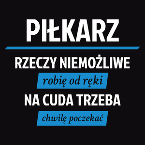 Piłkarz - Rzeczy Niemożliwe Robię Od Ręki - Na Cuda Trzeba Chwilę Poczekać - Męska Koszulka Czarna