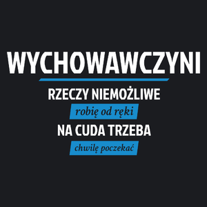 wychowawczyni - Rzeczy niemożliwe robię od ręki - Na cuda trzeba chwilę poczekać - Damska Koszulka Czarna