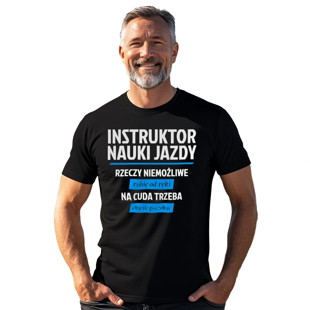 Instruktor Nauki Jazdy - Rzeczy Niemożliwe Robię Od Ręki - Na Cuda Trzeba Chwilę Poczekać - Męska Koszulka Czarna