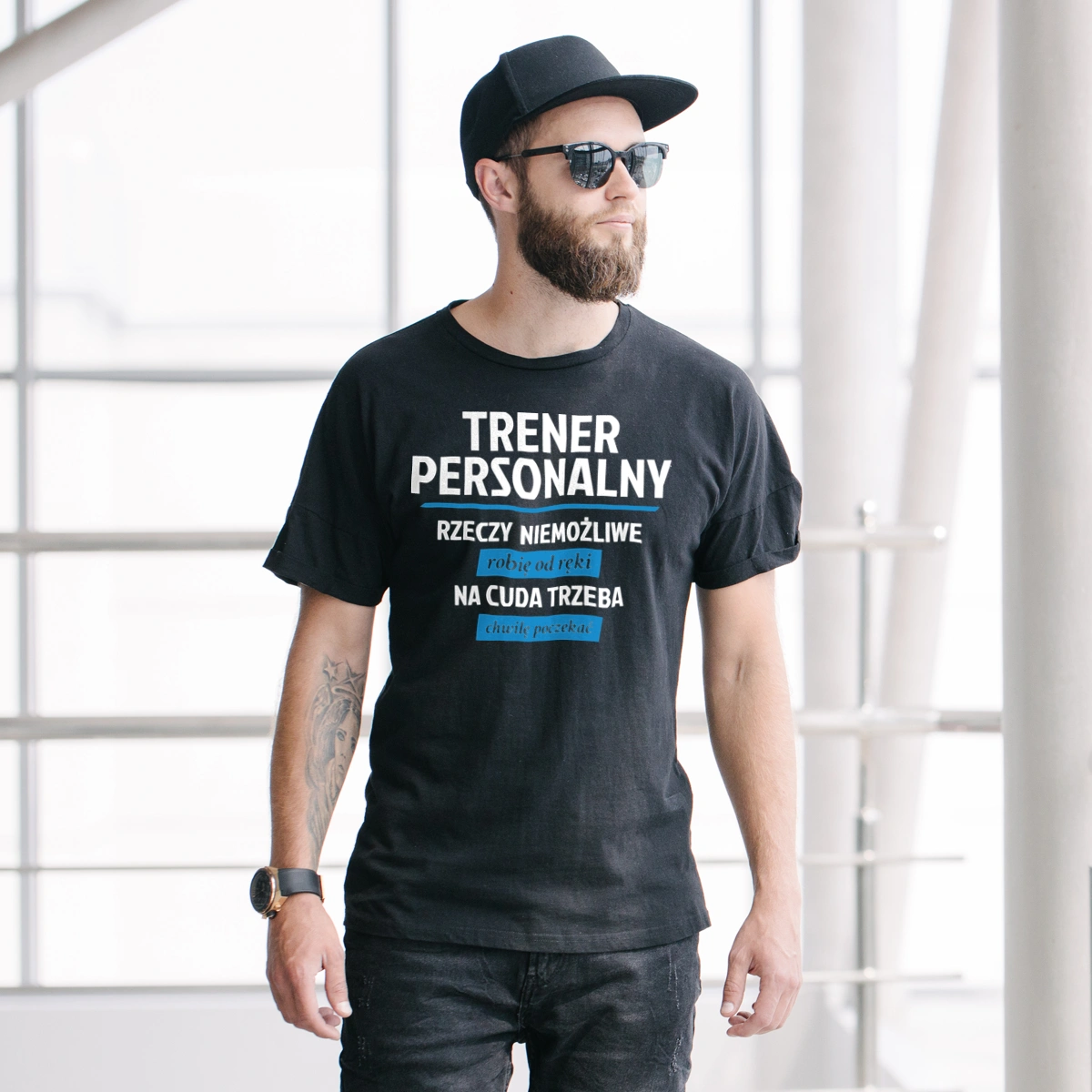 Trener Personalny - Rzeczy Niemożliwe Robię Od Ręki - Na Cuda Trzeba Chwilę Poczekać - Męska Koszulka Czarna