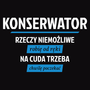 Konserwator - Rzeczy Niemożliwe Robię Od Ręki - Na Cuda Trzeba Chwilę Poczekać - Męska Koszulka Czarna