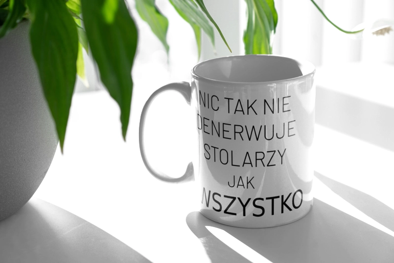 Nic Tak Nie Denerwuje Stolarzy Jak Wszystko - Kubek Biały