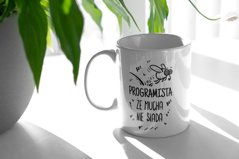 Programista Że Mucha Nie Siada - Kubek Biały