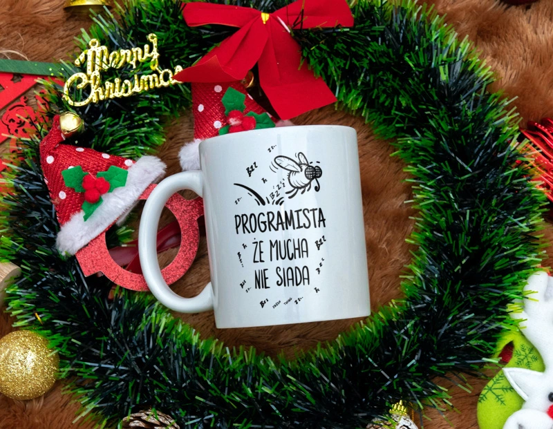 Programista Że Mucha Nie Siada - Kubek Biały