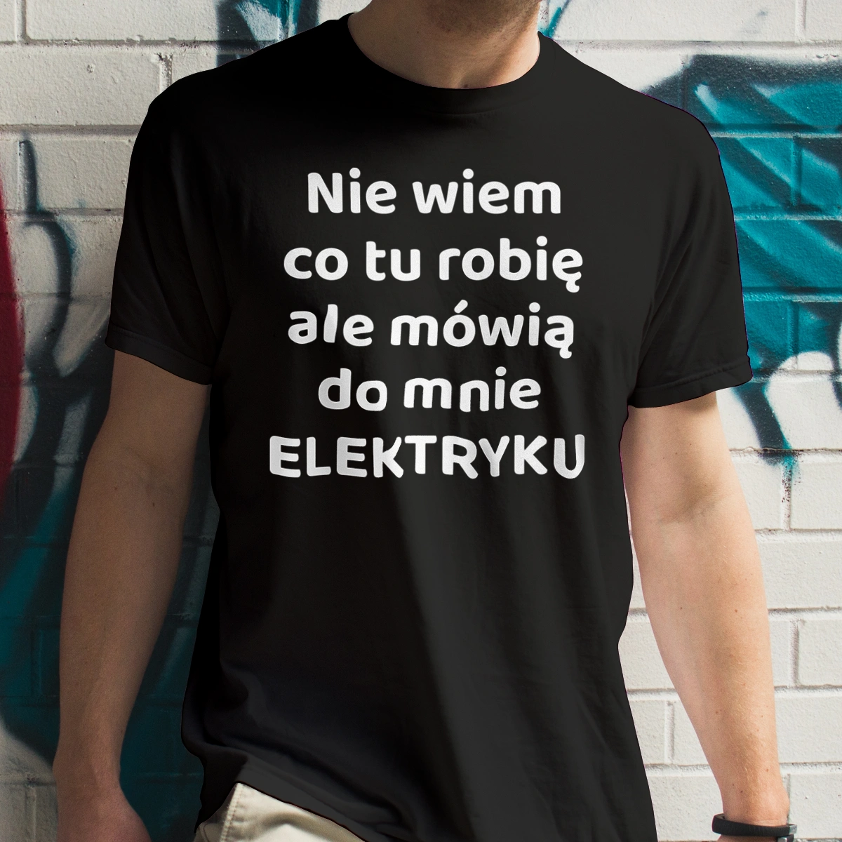 Nie Wiem Co Tu Robię Ale Mówią Do Mnie Elektryku - Męska Koszulka Czarna