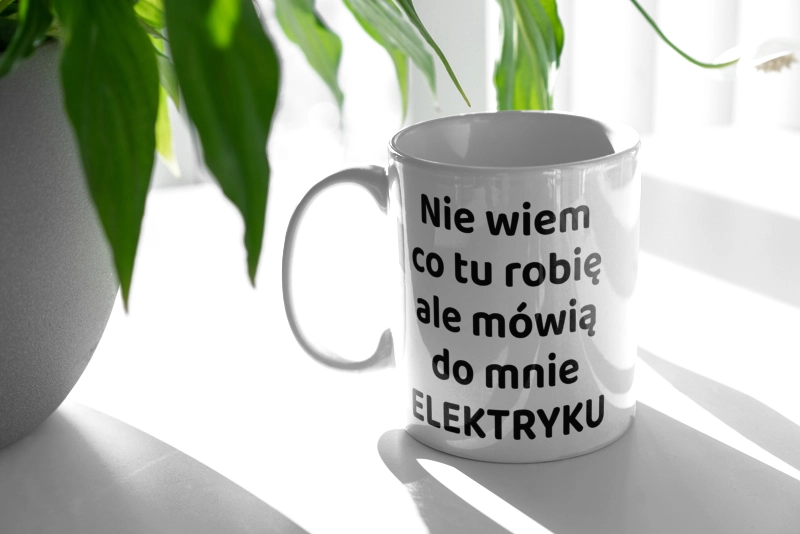 Nie Wiem Co Tu Robię Ale Mówią Do Mnie Elektryku - Kubek Biały