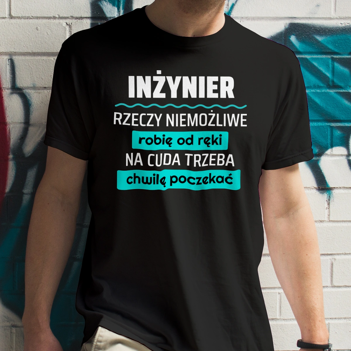 Inżynier - Rzeczy Niemożliwe Robię Od Ręki - Na Cuda Trzeba Chwilę Poczekać - Męska Koszulka Czarna