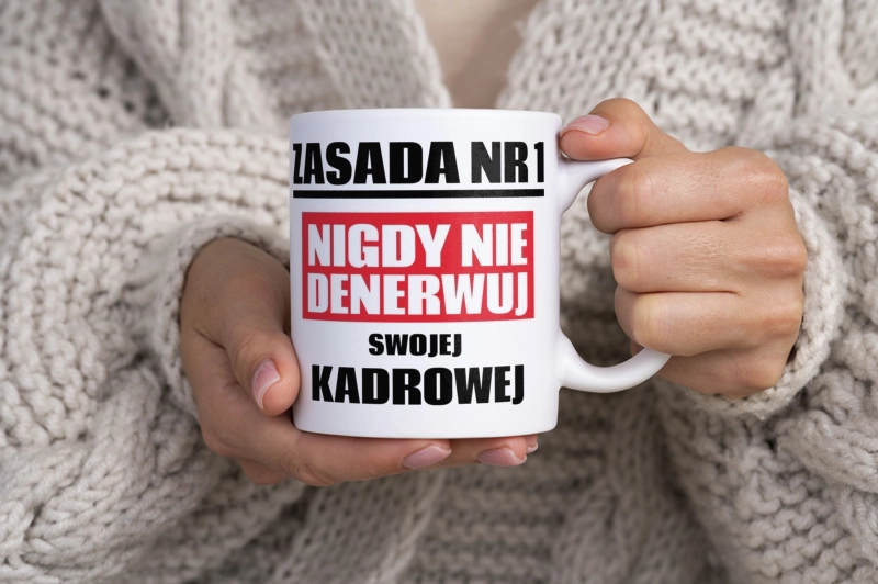 Zasada Nr 1 - Nigdy Nie Denerwuj Swojej Kadrowej - Kubek Biały