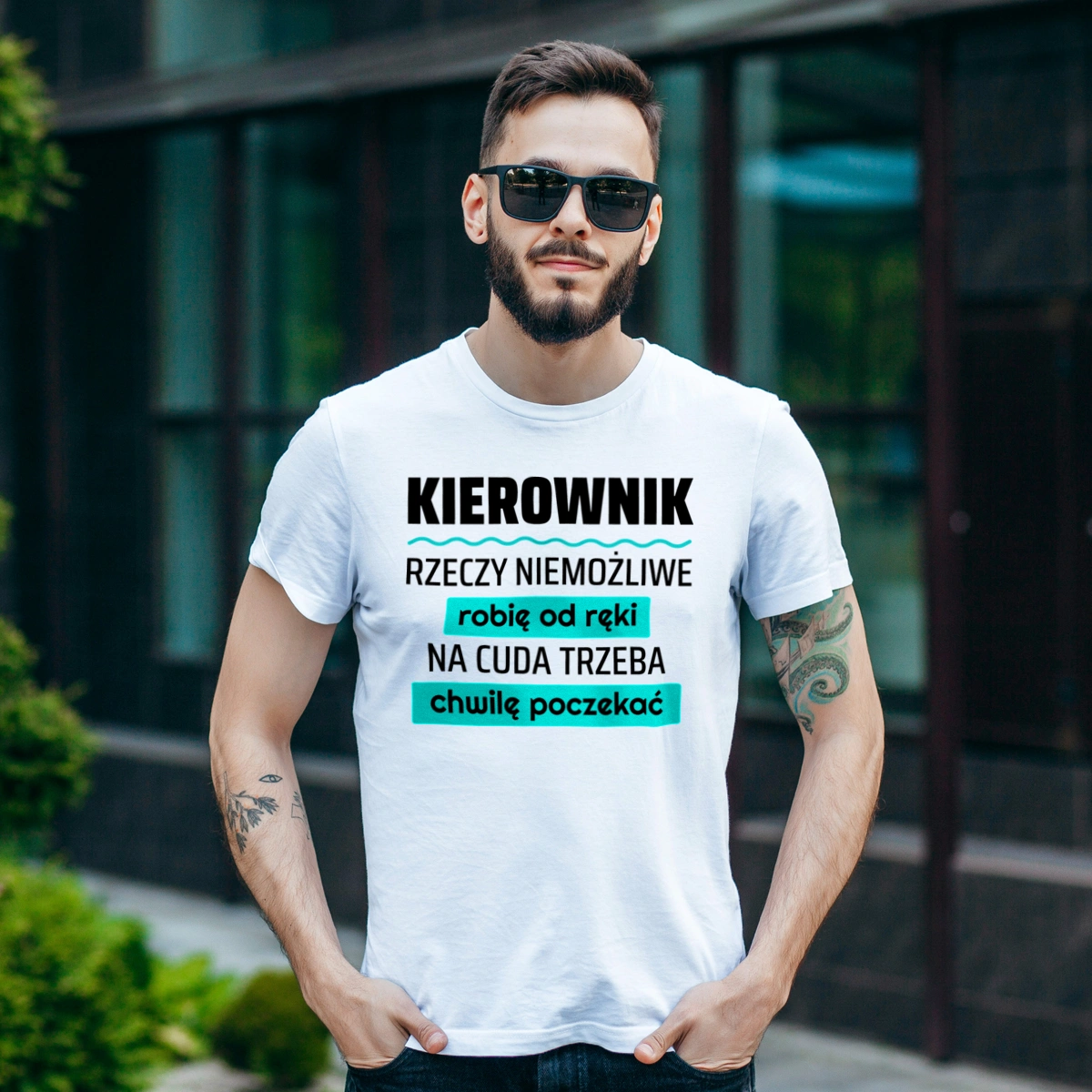 Kierownik - Rzeczy Niemożliwe Robię Od Ręki - Na Cuda Trzeba Chwilę Poczekać - Męska Koszulka Biała