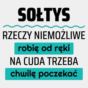 Sołtys - Rzeczy Niemożliwe Robię Od Ręki - Na Cuda Trzeba Chwilę Poczekać - Męska Koszulka Biała