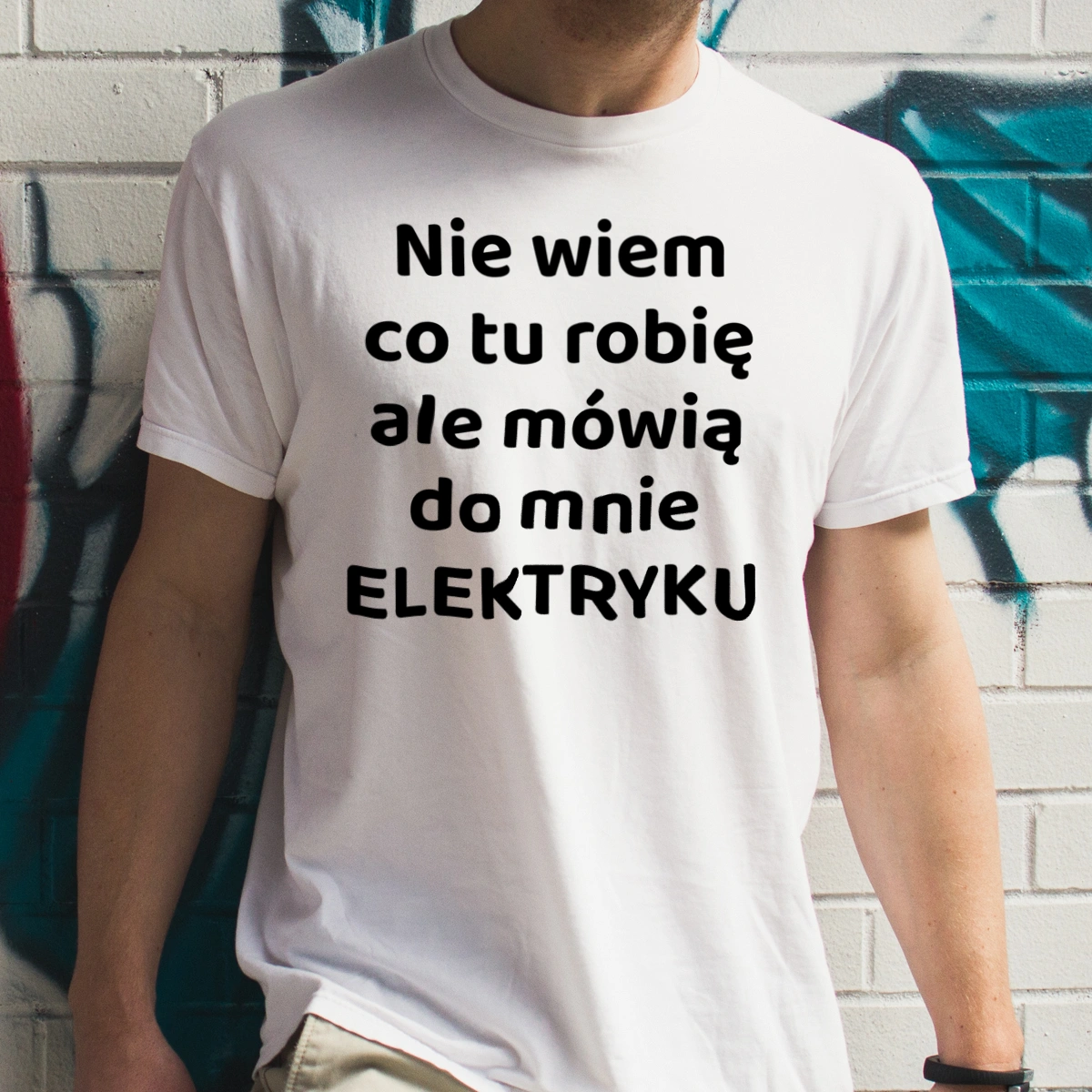 Nie Wiem Co Tu Robię Ale Mówią Do Mnie Elektryku - Męska Koszulka Biała