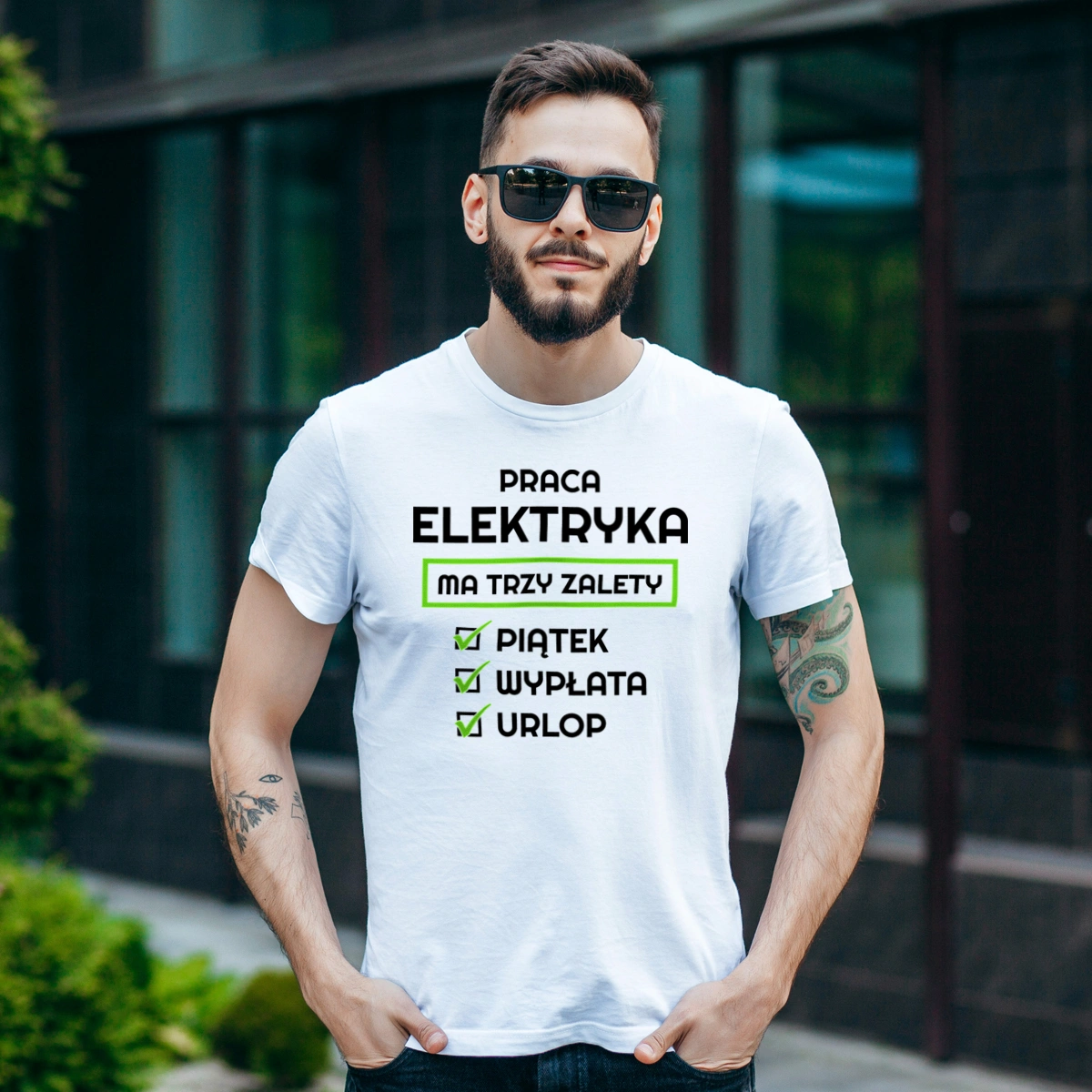 Praca Elektryka Ma Swoje Trzy Zalety - Męska Koszulka Biała