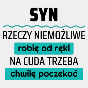 Syn - Rzeczy Niemożliwe Robię Od Ręki - Na Cuda Trzeba Chwilę Poczekać - Męska Koszulka Biała