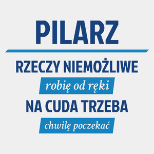 Pilarz - Rzeczy Niemożliwe Robię Od Ręki - Na Cuda Trzeba Chwilę Poczekać - Męska Koszulka Biała