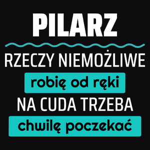 Pilarz - Rzeczy Niemożliwe Robię Od Ręki - Na Cuda Trzeba Chwilę Poczekać - Męska Koszulka Czarna