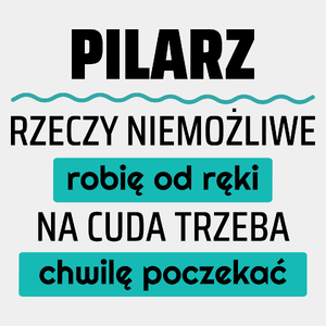 Pilarz - Rzeczy Niemożliwe Robię Od Ręki - Na Cuda Trzeba Chwilę Poczekać - Męska Koszulka Biała