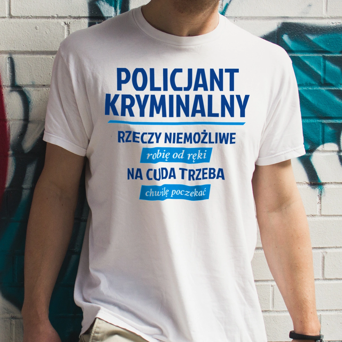 Policjant Kryminalny - Rzeczy Niemożliwe Robię Od Ręki - Na Cuda Trzeba Chwilę Poczekać - Męska Koszulka Biała