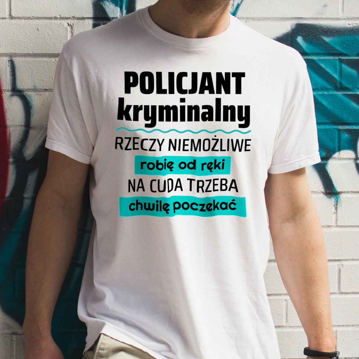 Policjant Kryminalny - Rzeczy Niemożliwe Robię Od Ręki - Na Cuda Trzeba Chwilę Poczekać - Męska Koszulka Biała