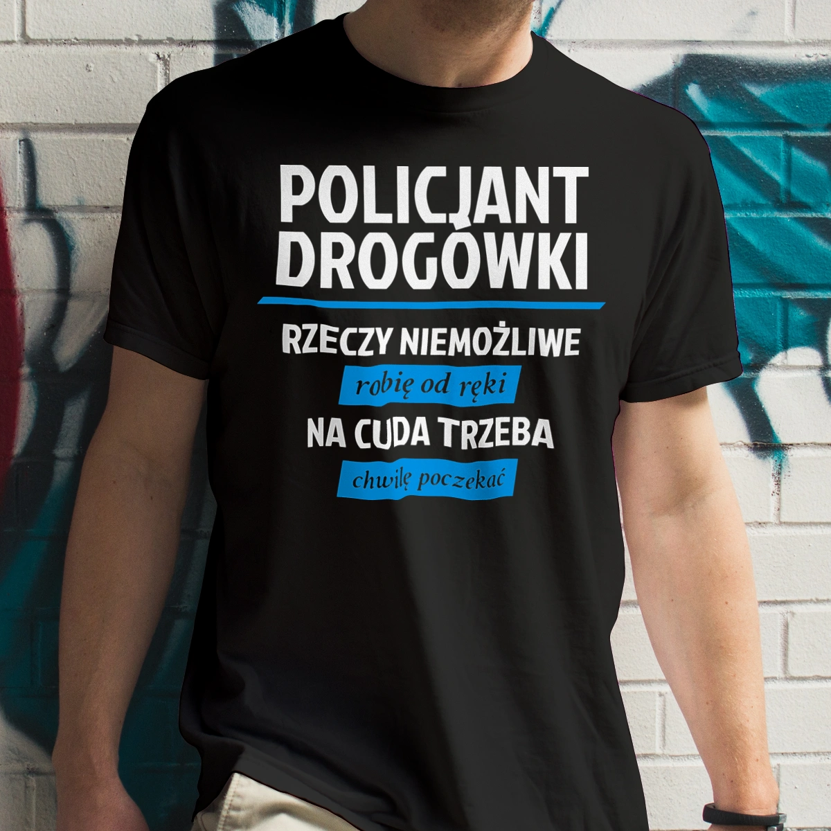 Policjant Drogówki - Rzeczy Niemożliwe Robię Od Ręki - Na Cuda Trzeba Chwilę Poczekać - Męska Koszulka Czarna