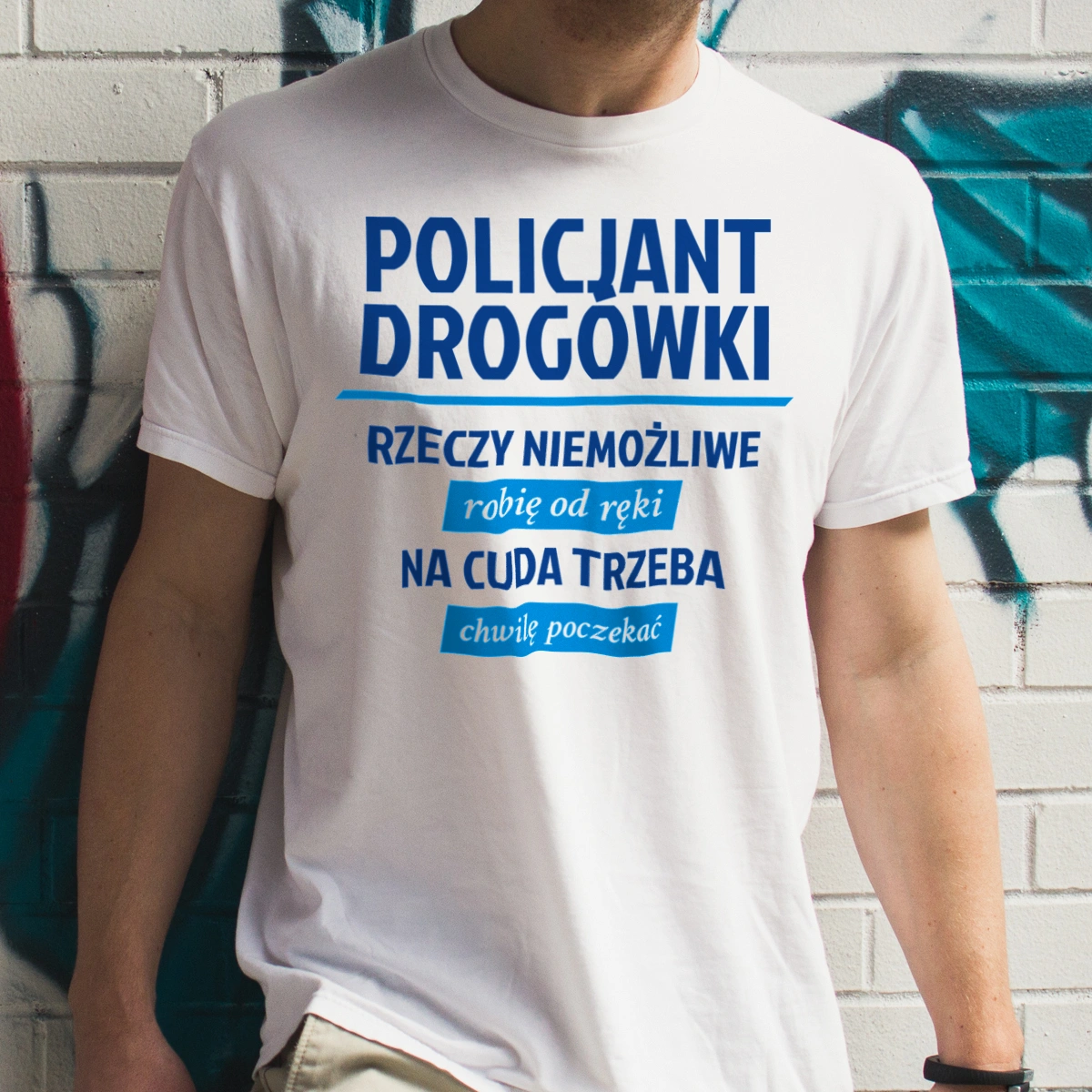 Policjant Drogówki - Rzeczy Niemożliwe Robię Od Ręki - Na Cuda Trzeba Chwilę Poczekać - Męska Koszulka Biała