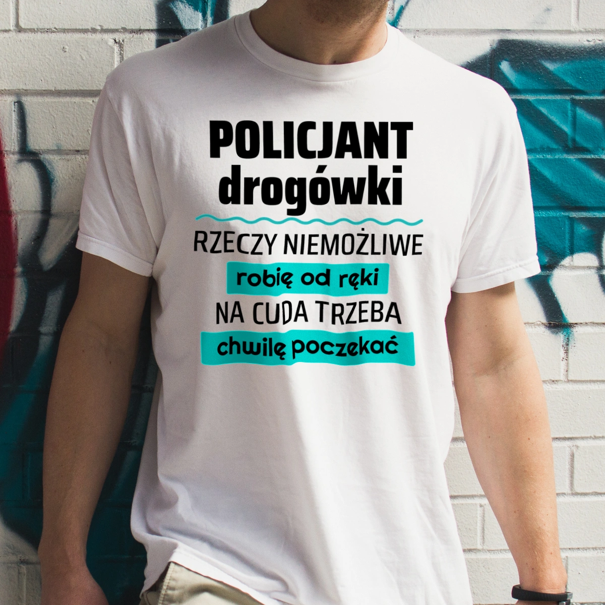 Policjant Drogówki - Rzeczy Niemożliwe Robię Od Ręki - Na Cuda Trzeba Chwilę Poczekać - Męska Koszulka Biała