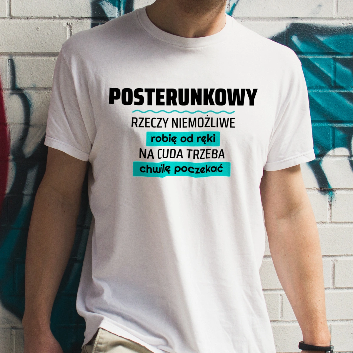 Posterunkowy - Rzeczy Niemożliwe Robię Od Ręki - Na Cuda Trzeba Chwilę Poczekać - Męska Koszulka Biała