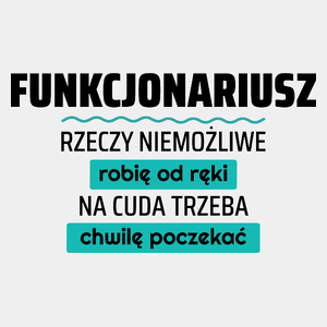 Funkcjonariusz - Rzeczy Niemożliwe Robię Od Ręki - Na Cuda Trzeba Chwilę Poczekać - Męska Koszulka Biała