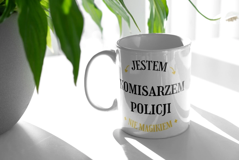 Jestem Komisarzem Policji Nie Magikiem - Kubek Biały