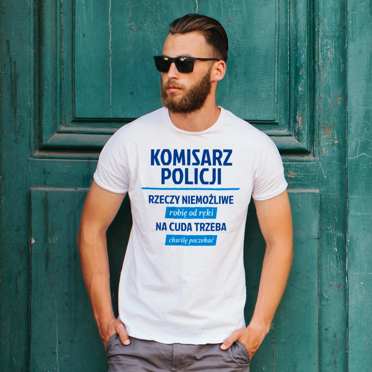 Komisarz Policji - Rzeczy Niemożliwe Robię Od Ręki - Na Cuda Trzeba Chwilę Poczekać - Męska Koszulka Biała