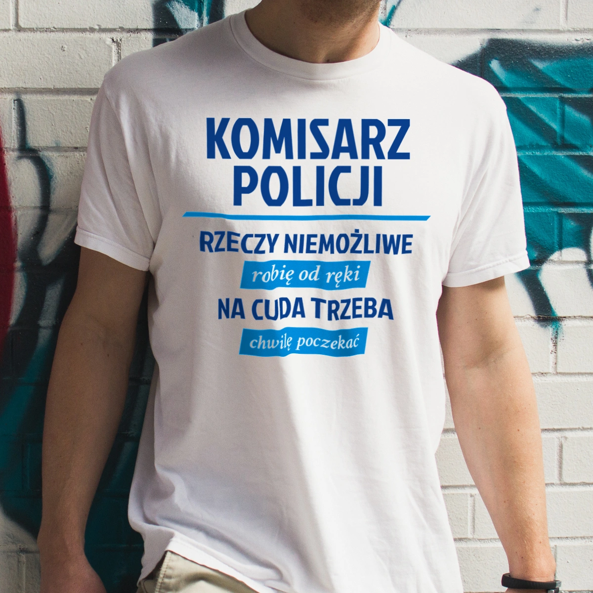 Komisarz Policji - Rzeczy Niemożliwe Robię Od Ręki - Na Cuda Trzeba Chwilę Poczekać - Męska Koszulka Biała