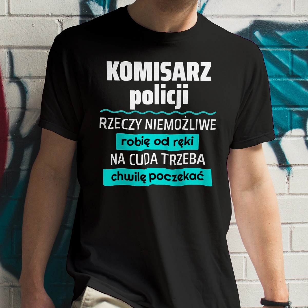 Komisarz Policji - Rzeczy Niemożliwe Robię Od Ręki - Na Cuda Trzeba Chwilę Poczekać - Męska Koszulka Czarna