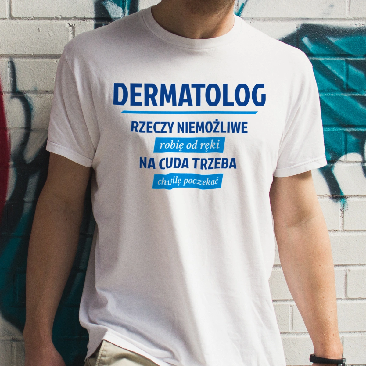 Dermatolog - Rzeczy Niemożliwe Robię Od Ręki - Na Cuda Trzeba Chwilę Poczekać - Męska Koszulka Biała