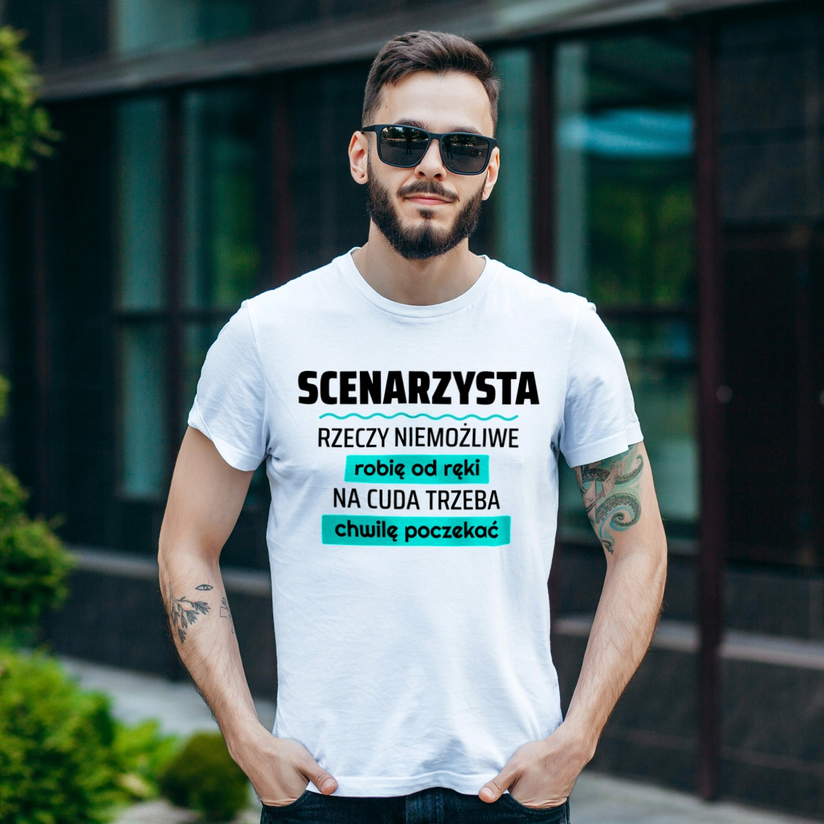 Scenarzysta - Rzeczy Niemożliwe Robię Od Ręki - Na Cuda Trzeba Chwilę Poczekać - Męska Koszulka Biała