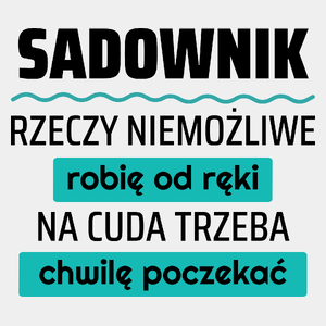 Sadownik - Rzeczy Niemożliwe Robię Od Ręki - Na Cuda Trzeba Chwilę Poczekać - Męska Koszulka Biała