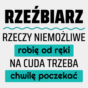 Rzeźbiarz - Rzeczy Niemożliwe Robię Od Ręki - Na Cuda Trzeba Chwilę Poczekać - Męska Koszulka Biała