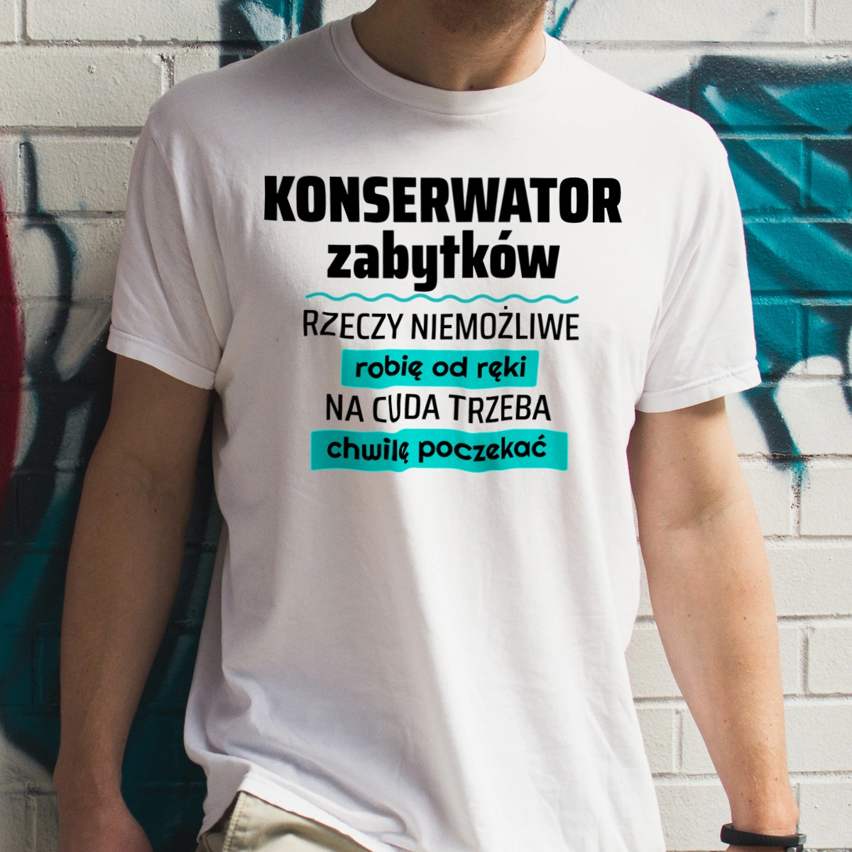 Konserwator Zabytków - Rzeczy Niemożliwe Robię Od Ręki - Na Cuda Trzeba Chwilę Poczekać - Męska Koszulka Biała