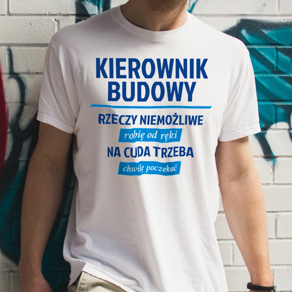 Kierownik Budowy - Rzeczy Niemożliwe Robię Od Ręki - Na Cuda Trzeba Chwilę Poczekać - Męska Koszulka Biała