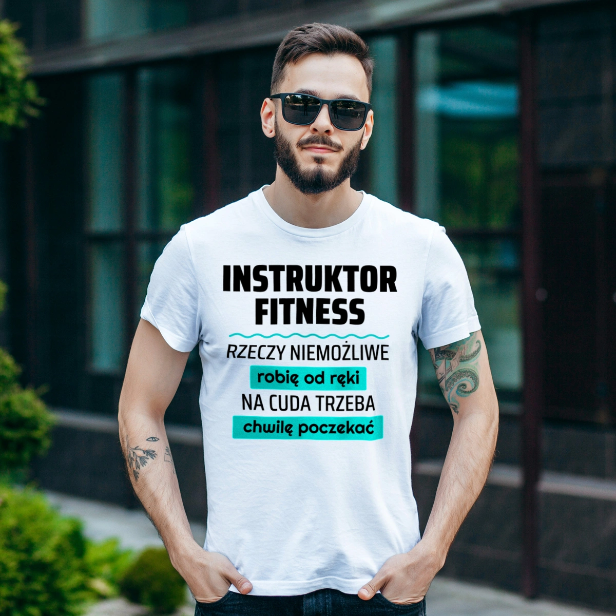 Instruktor Fitness - Rzeczy Niemożliwe Robię Od Ręki - Na Cuda Trzeba Chwilę Poczekać - Męska Koszulka Biała