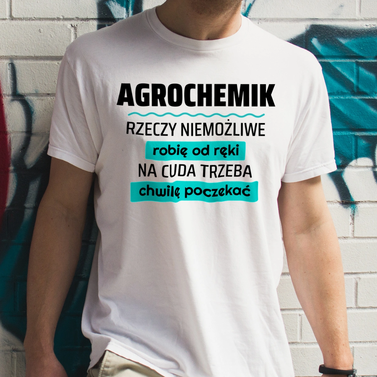 Agrochemik - Rzeczy Niemożliwe Robię Od Ręki - Na Cuda Trzeba Chwilę Poczekać - Męska Koszulka Biała