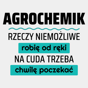 Agrochemik - Rzeczy Niemożliwe Robię Od Ręki - Na Cuda Trzeba Chwilę Poczekać - Męska Koszulka Biała