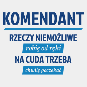 Komendant - Rzeczy Niemożliwe Robię Od Ręki - Na Cuda Trzeba Chwilę Poczekać - Męska Koszulka Biała