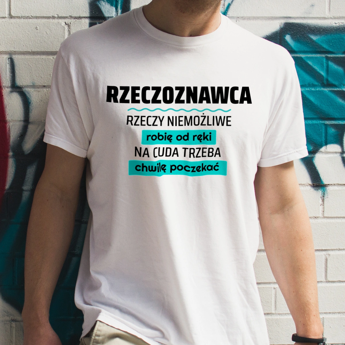 Rzeczoznawca - Rzeczy Niemożliwe Robię Od Ręki - Na Cuda Trzeba Chwilę Poczekać - Męska Koszulka Biała