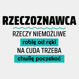 Rzeczoznawca - Rzeczy Niemożliwe Robię Od Ręki - Na Cuda Trzeba Chwilę Poczekać - Męska Koszulka Biała