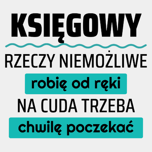 Księgowy - Rzeczy Niemożliwe Robię Od Ręki - Na Cuda Trzeba Chwilę Poczekać - Męska Koszulka Biała