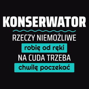 Konserwator - Rzeczy Niemożliwe Robię Od Ręki - Na Cuda Trzeba Chwilę Poczekać - Męska Koszulka Czarna