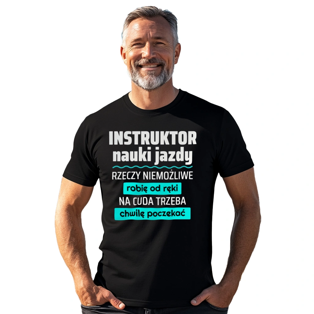 Instruktor Nauki Jazdy - Rzeczy Niemożliwe Robię Od Ręki - Na Cuda Trzeba Chwilę Poczekać - Męska Koszulka Czarna