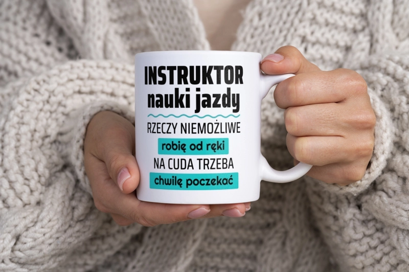 Instruktor Nauki Jazdy - Rzeczy Niemożliwe Robię Od Ręki - Na Cuda Trzeba Chwilę Poczekać - Kubek Biały